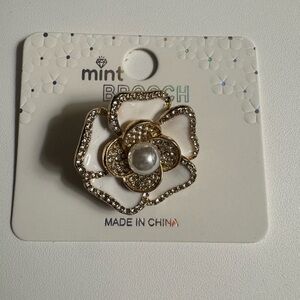 New MINT flower brooch-white/gold